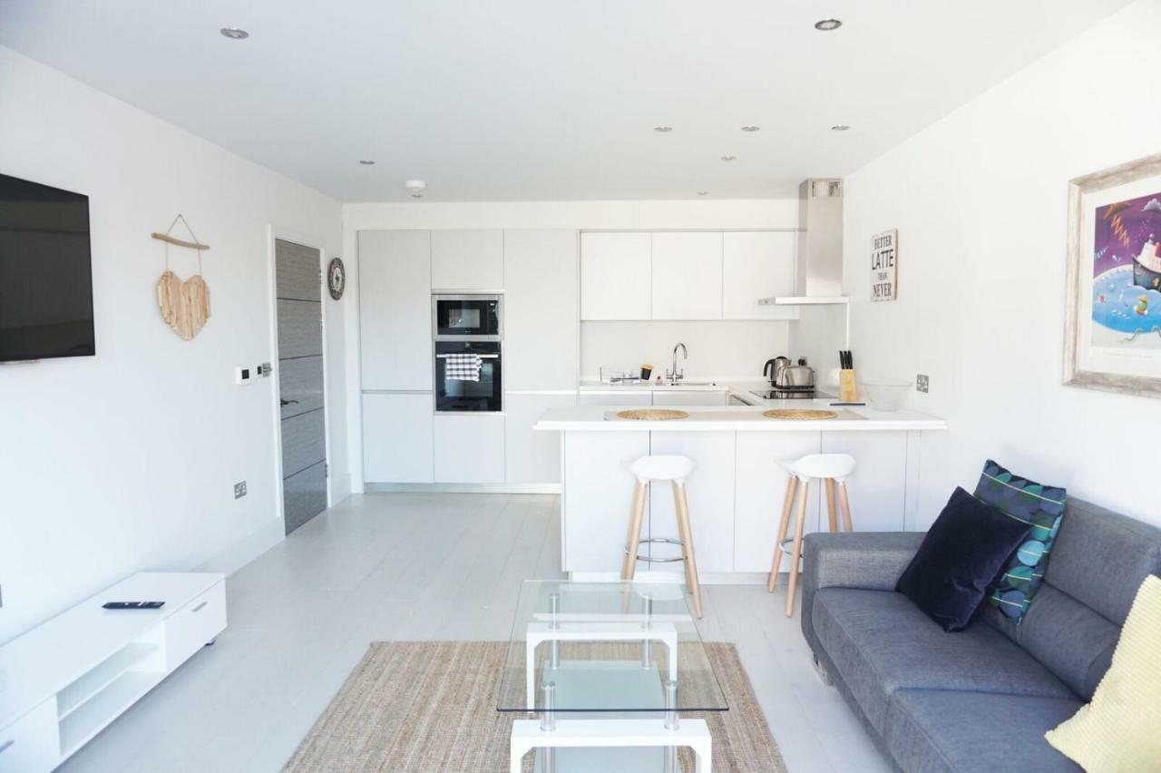 Saltwater Suites At Fistral New Quay Extérieur photo